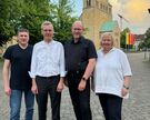 Bischof Dr. Heiner Wilmer (2.v.l.) und der Wolfenbütteler Pfarrer Matthias Eggers (3.v.l.) haben sich heute Abend in Hildesheim zum Gespräch getroffen. Ebenfalls dabei waren Christiane Kreiß(Mitleitung Pfarrei St. Petrus, Wolfenbüttel) und Stephan Garhammer, Leiter des Bereichs Organisation im Bischöflichen Generalvikariat Hildesheim.